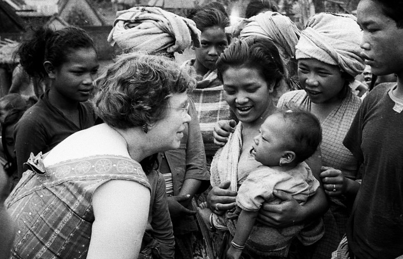 Маргарет Мид с детьми самоанского народа